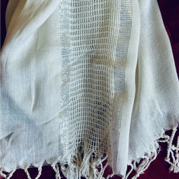 Cream/silver patterned pashmina style shawl - Picture 6 of 7